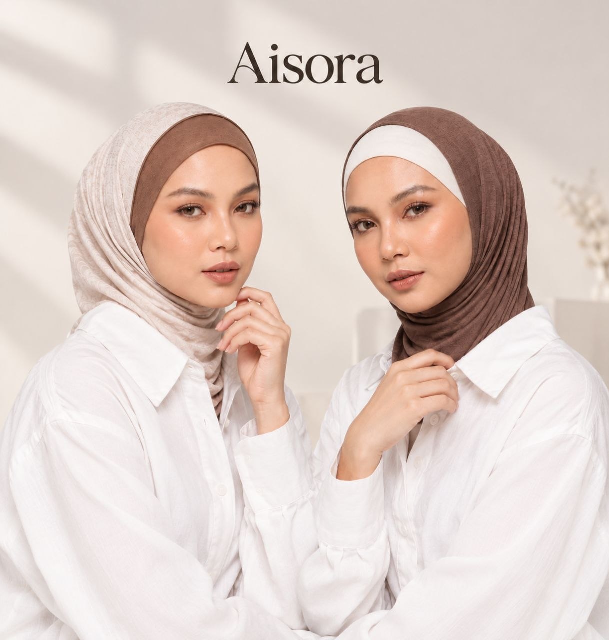 Dua model mengenakan hijab Aisora warna krem dan cokelat